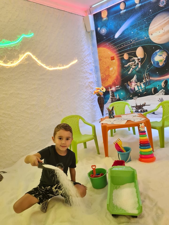 дете играе в солен пясъчник