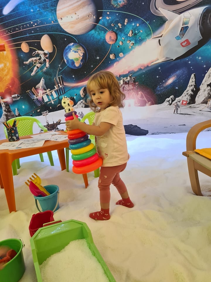 дете играе в солна стая ГАЛАКСИ Русе