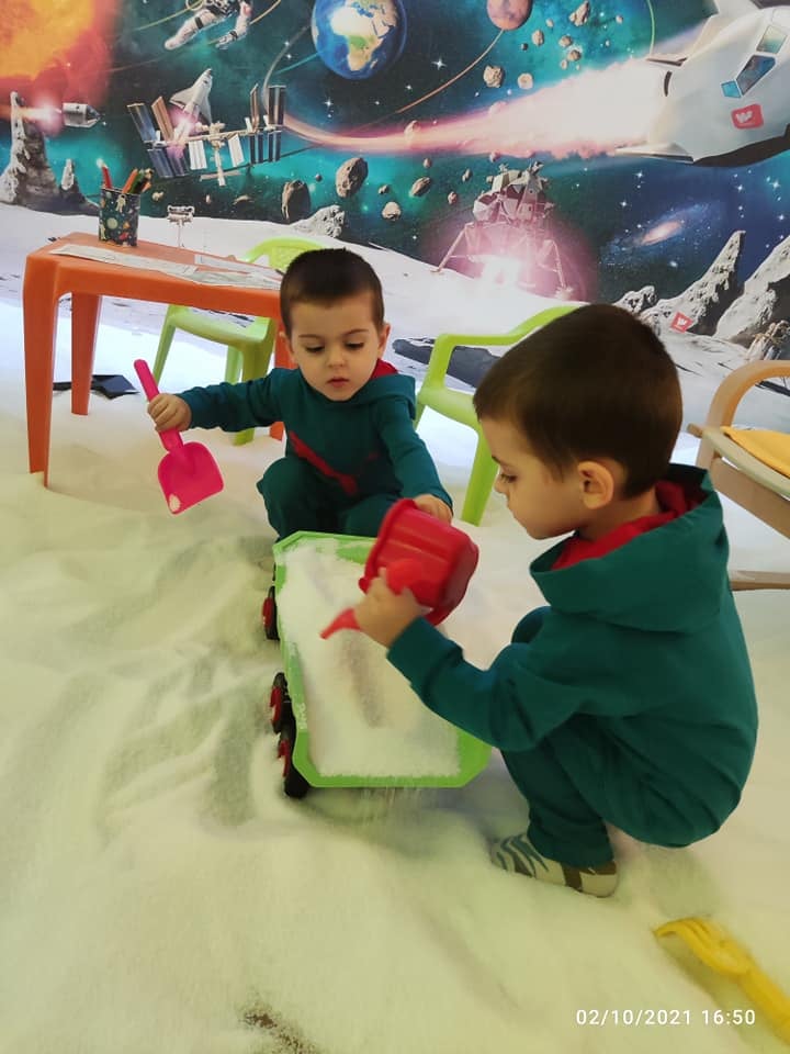 близнаци се радват на солта