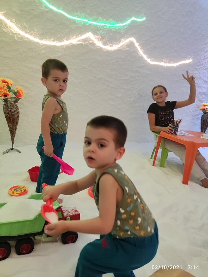 деца в солния пясъчник