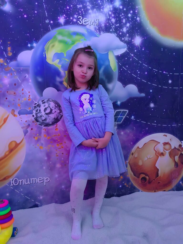 усмихнато дете в солна стая